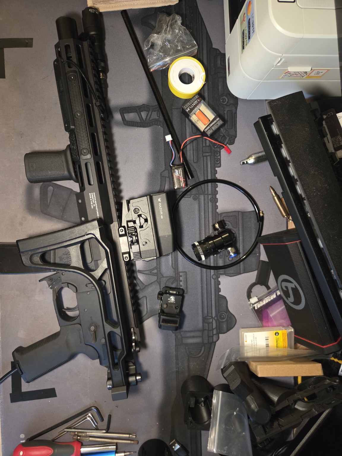 Airsoft-Builds und Bauteile während der Montage auf der Werkbank