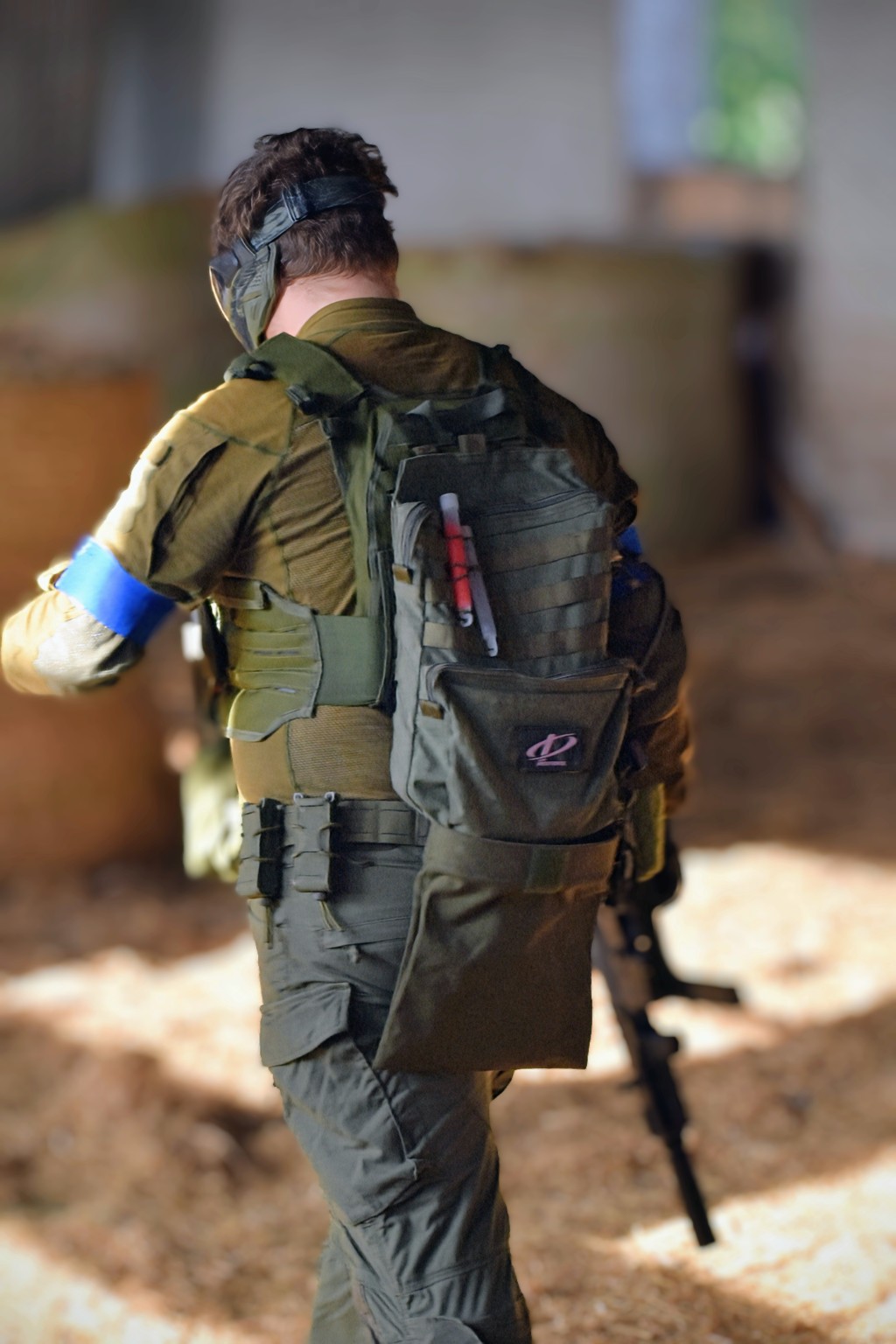 Airsoft-Spieler beim Weg durch ein Spielfeld