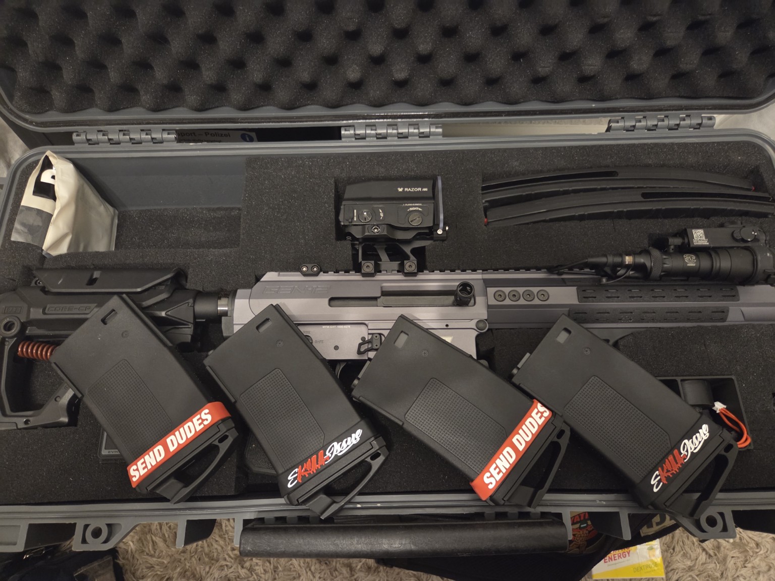 Airsoft MTW mit Magazinen in einem Transportkoffer