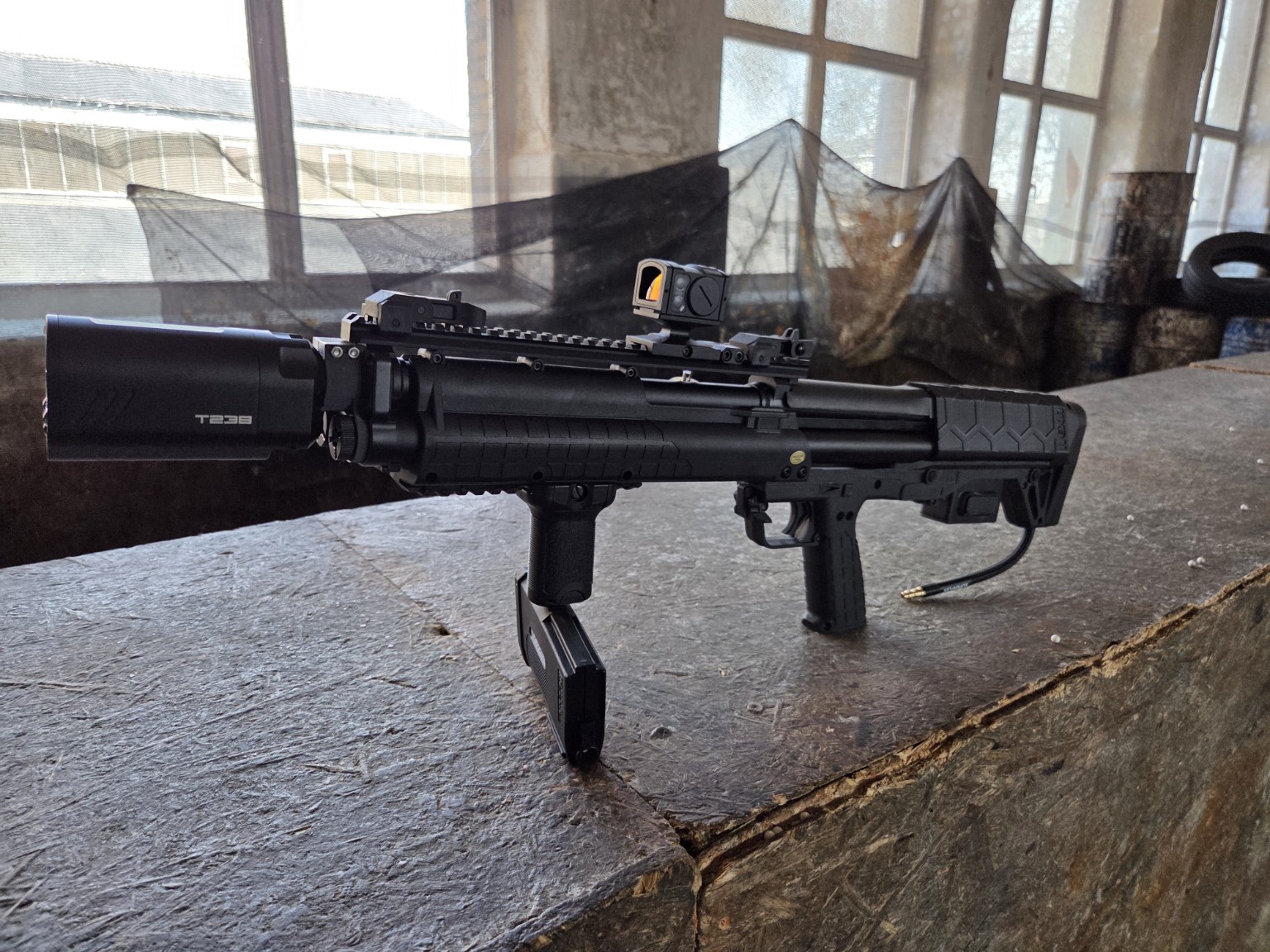 Airsoft Scorpion Build auf einem Spielfeld
