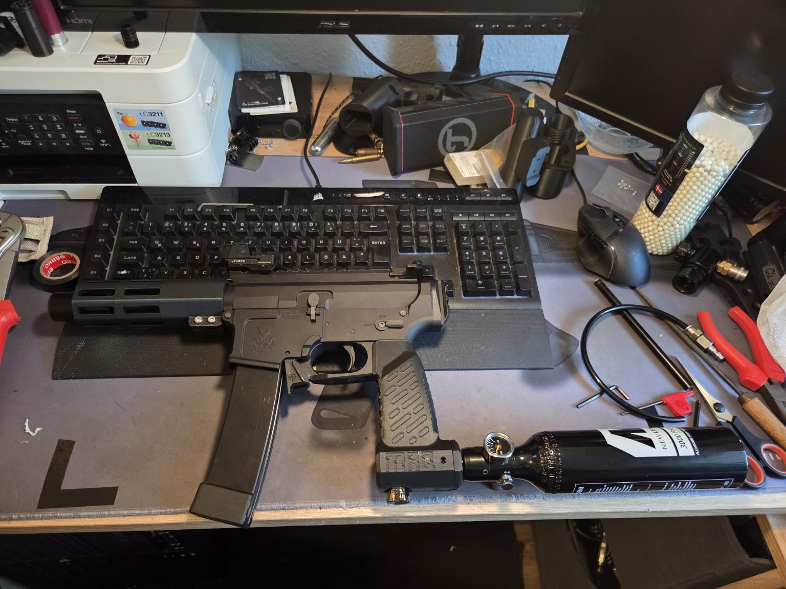Airsoft-HPA-Build auf einer Werkbank